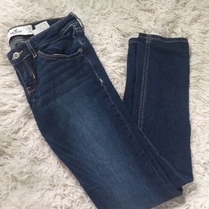 Hollister NEVER WORN skinny dark wash jeans